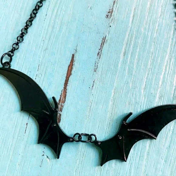GOTHIC/HALLOWEEN DARK STYLE VAMPIRE BAT WING necklace - Picture 2 of 3